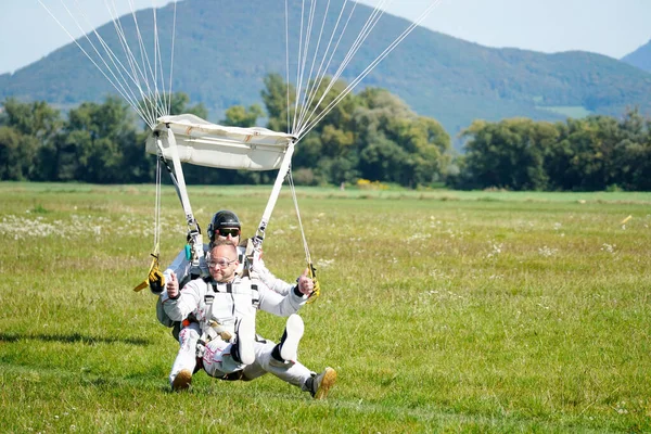 Tandem Fallschirmsprung Kurz Nach Der Landung Slavnica Slowakei September 2020 — Stockfoto