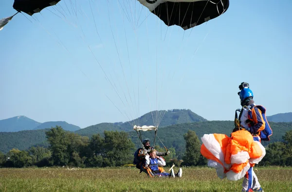 Tandem Fallschirmsprung Kurz Nach Der Landung Slavnica Slowakei September 2020 — Stockfoto