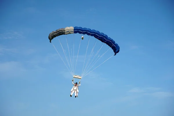 낙하산은 2020 슬로바키아 슬라브 차에서 착륙하기 직전에 — 스톡 사진