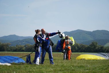 19 Eylül 2020 'de Slovakya' nın Slavnica kentine renkli iniş sahnesinden kısa bir süre önce ikili paraşütle atlama. Duygular, mutluluk, cesaret.