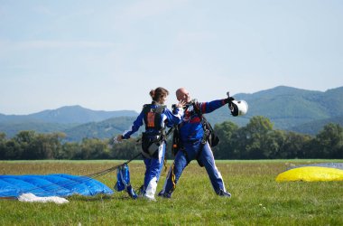 19 Eylül 2020 'de Slovakya' nın Slavnica kentine renkli iniş sahnesinden kısa bir süre önce ikili paraşütle atlama. Duygular, mutluluk, cesaret.