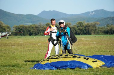 19 Eylül 2020 'de Slovakya' nın Slavnica kentine renkli iniş sahnesinden kısa bir süre önce ikili paraşütle atlama. Duygular, mutluluk, cesaret.