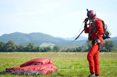 19 Eylül 2020 'de Slovakya, Slavnica' ya renkli iniş anından kısa bir süre sonra yetenekli bir paraşütçü ayini..