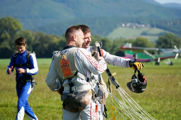 Tandem Fallschirmsprung Kurz Vor Der Landung Slavnica Slowakei September 2020 — Stockfoto