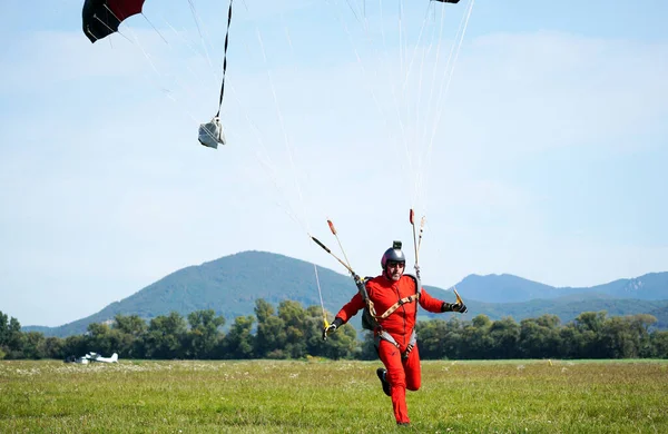 2020年9月19日 スロバキアのスラフニツァでカラフルなショットを着陸の瞬間のすぐ後に熟練したパラシュート儀式 — ストック写真