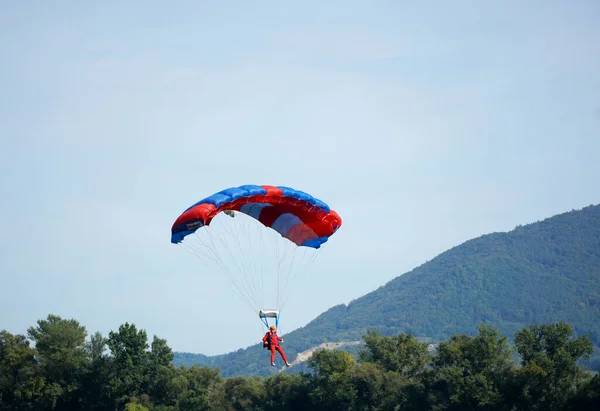 2020年9月19日 スロバキアのスラフニツァでカラフルなショットを着陸の瞬間のすぐ後に熟練したパラシュート儀式 — ストック写真
