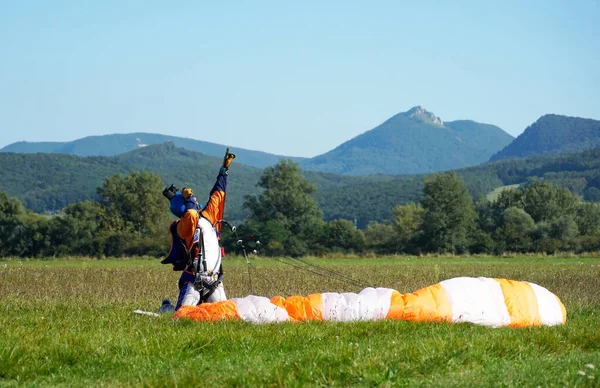 Ritual Eines Erfahrenen Fallschirmspringers Kurz Nach Der Landung Slavnica Slowakei — Stockfoto