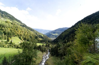 Partschins, South Tirol, İtalya yakınlarındaki şelaleden akan akıntının görüntüsü.
