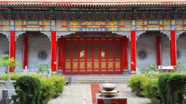 Çin mimarisi ile renkli Budist tapınağı