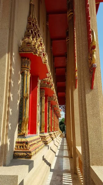 Όμορφος Διάδρομος Ενός Βουδιστικού Ναού Στην Ταϊλάνδη — Φωτογραφία Αρχείου