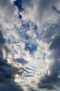 Gün batımında güzel bulutmanzarası mavi gökyüzünde