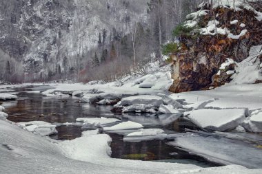 Mart ayı. Kar nehri henüz tamamen buzdan arınmış değil..