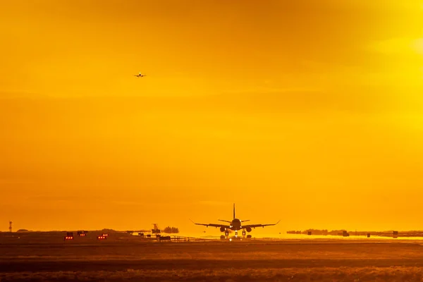 Aterrizajes al atardecer —  Fotos de Stock