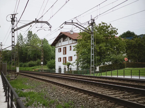 Tren rayları önünde güzel eski görünümlü beyaz ev