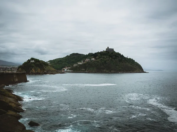 Santa Clara adası ve San Sebastian Urgull Dağı