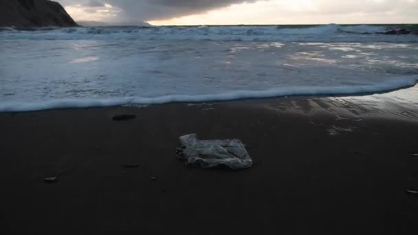 Saco Plástico Transportado Pelo Oceano — Vídeo de Stock