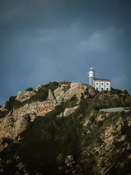 Faro de Getaria con nubes de tormenta en el fondo — Foto de Stock