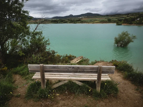 Деревянная скамейка с видом на затопленную землю — стоковое фото