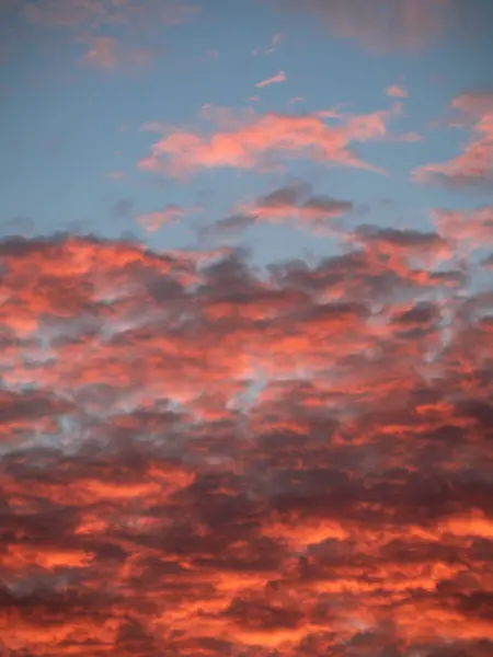 Céu azul e nuvens laranja durante o nascer do sol — Fotografia de Stock