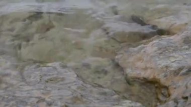 Su dalgaları ve kahverengi çöl toprak 