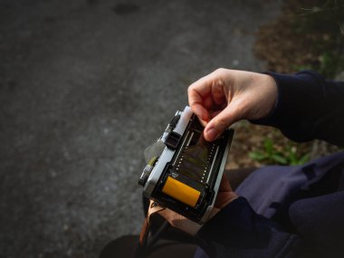 Kız tutma ve 35mm kamera film rulo yükleme