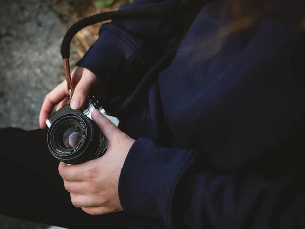 Meisje houden en laden van een rol van film in een 35mm camera — Stockfoto