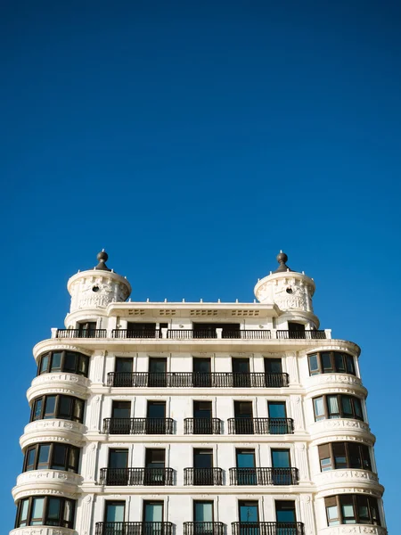 San Sebastian velho edifício de apartamentos procurando — Fotografia de Stock