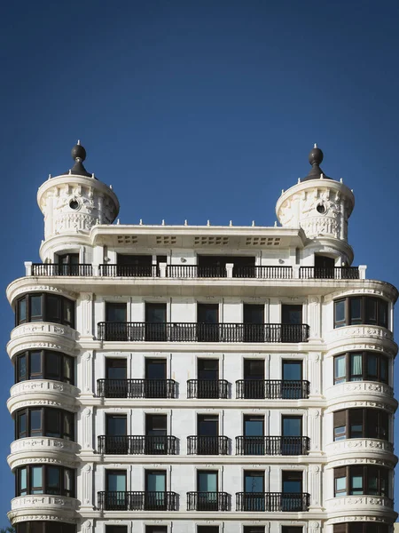 San Sebastián edificio de apartamentos de aspecto antiguo — Foto de Stock