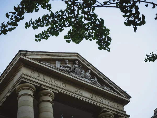 SAN SEBASTIAN, ESPANHA, MAIO 21, 2019: Grego olhando Tribunal de São Sebastião — Fotografia de Stock