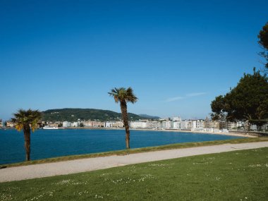 La Concha Körfezi San Sebastian açık bir gökyüzü gün