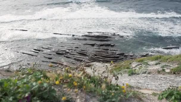 Kleine Wellen Krachen Gegen Felsformation — Stockvideo