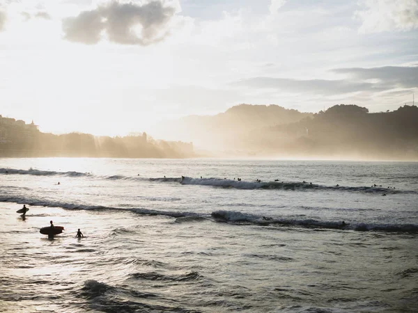 Surfers uitstappen uit het water in San Sebastian — Stockfoto