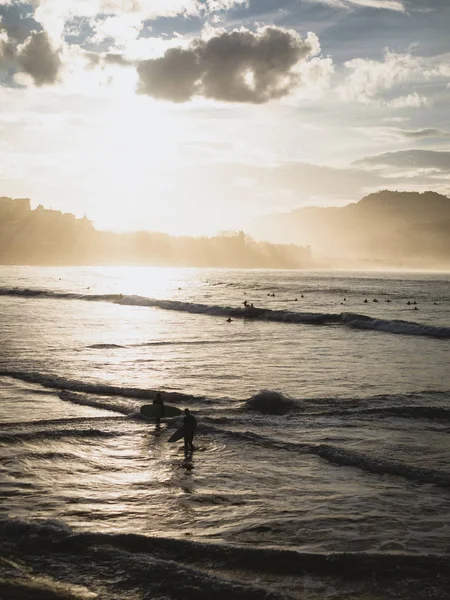 Surfers uit het water in San Sebastiansurfers uitstappen uit het water in San Sebastian — Stockfoto