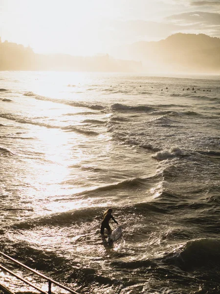 冲浪者在圣塞巴斯蒂安的水中 — 图库照片