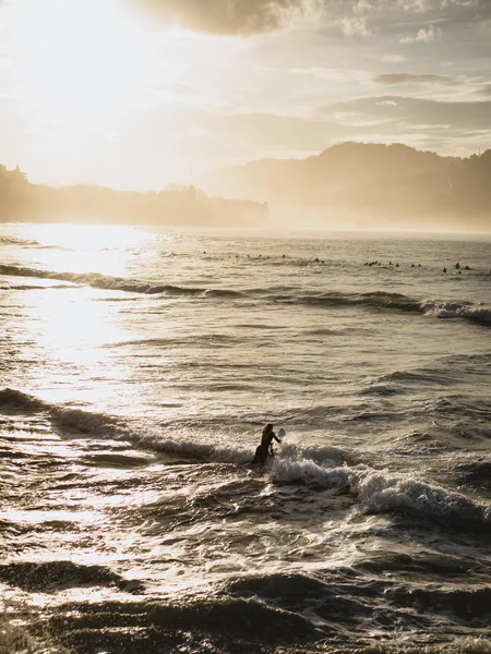 Surfer Girl krijgen in het water in San Sebastian — Stockfoto