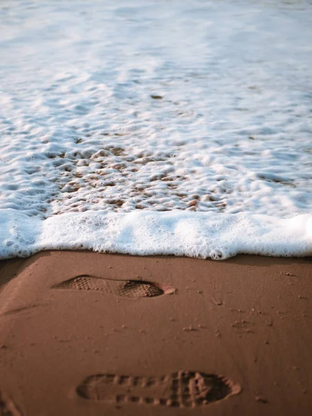 해안선에서 세척되는 발자국 — 스톡 사진