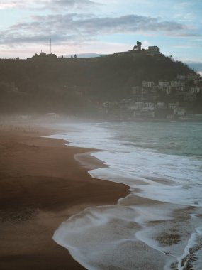 Sisli bir günde San Sebastian'daki Ondarrete plajı