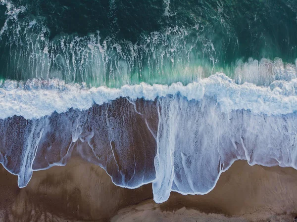 Ondas do mar batendo de cima — Fotografia de Stock