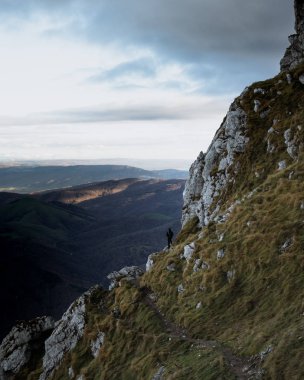 Yürüyüşçü altında manzara düşünüyor