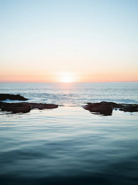 Aguas tranquilas al atardecer en la playa salvaje del País Vasco — Foto de Stock