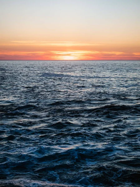 Atardecer tranquilo y tranquilo junto al mar — Foto de Stock