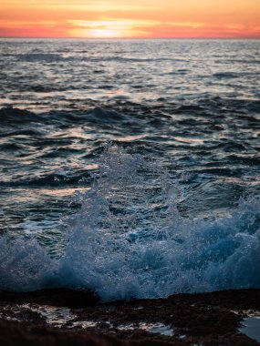 Deniz kenarında sakin ve huzurlu gün batımı