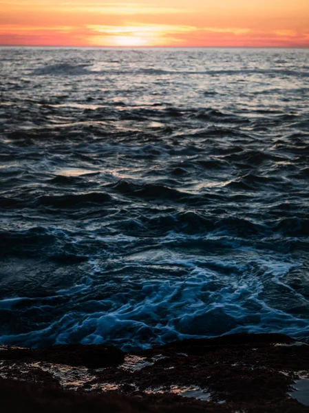 Calmo e tranquillo tramonto in riva al mare — Foto Stock