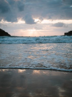 Huzurlu bir gün batımı üzerinde Shoreline su