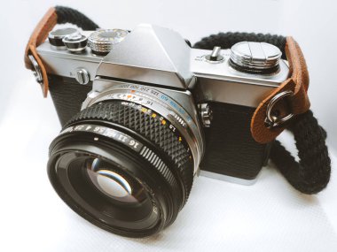 Eski vintage film kamera izole