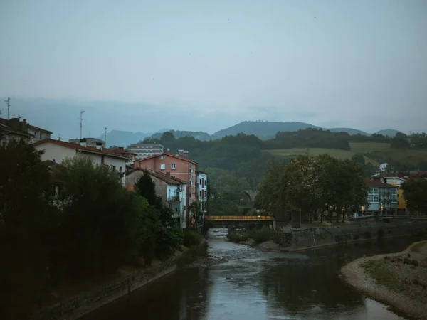 Bask Ülkesi'nde bir nehrin yanında küçük huzurlu bir köy