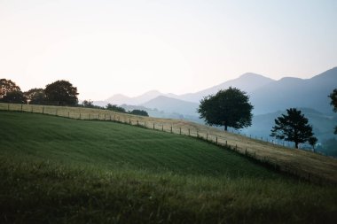 Bask kırsalının huzurlu ve dinlendirici manzarası