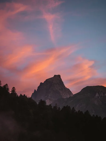 Montanha pico acima da inversão de nuvem e floresta primeiro plano e belo pôr do sol fundo — Fotografia de Stock
