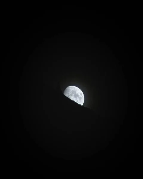 Φεγγάρι κρυμμένο πίσω από ένα βουνό σε μια καθαρή νύχτα του ουρανού — Φωτογραφία Αρχείου