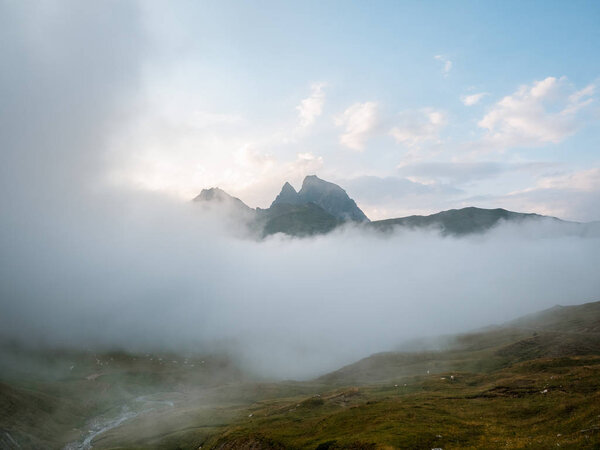 Иконописная гора Пиренеев, покрытая туманом
